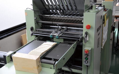 パンフ作成中の折加工機